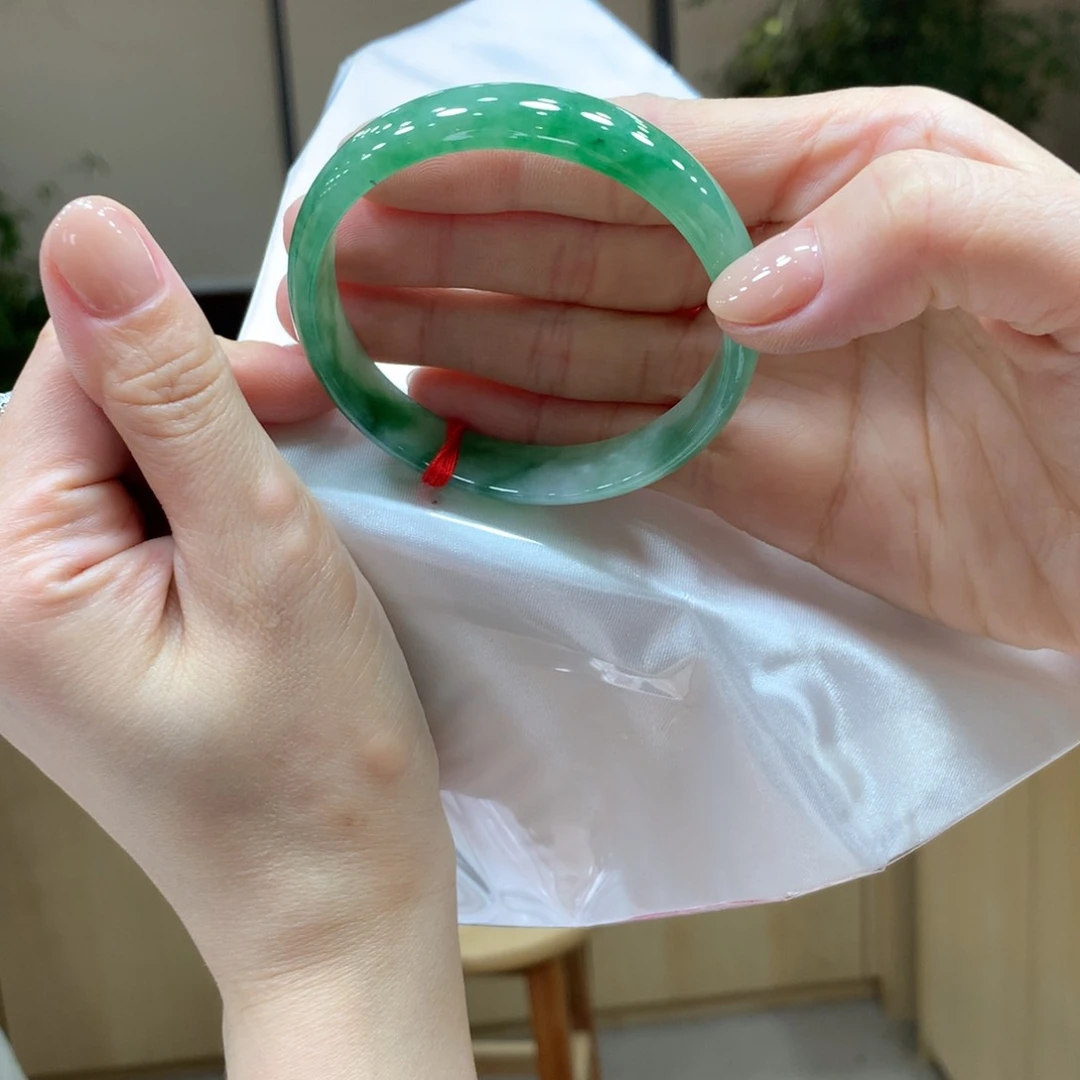 翡翠手镯未镶嵌云**里不退不换