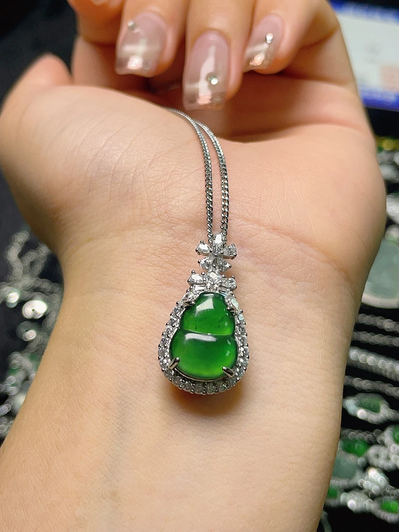 天然翡翠阳绿葫芦精致锁骨链