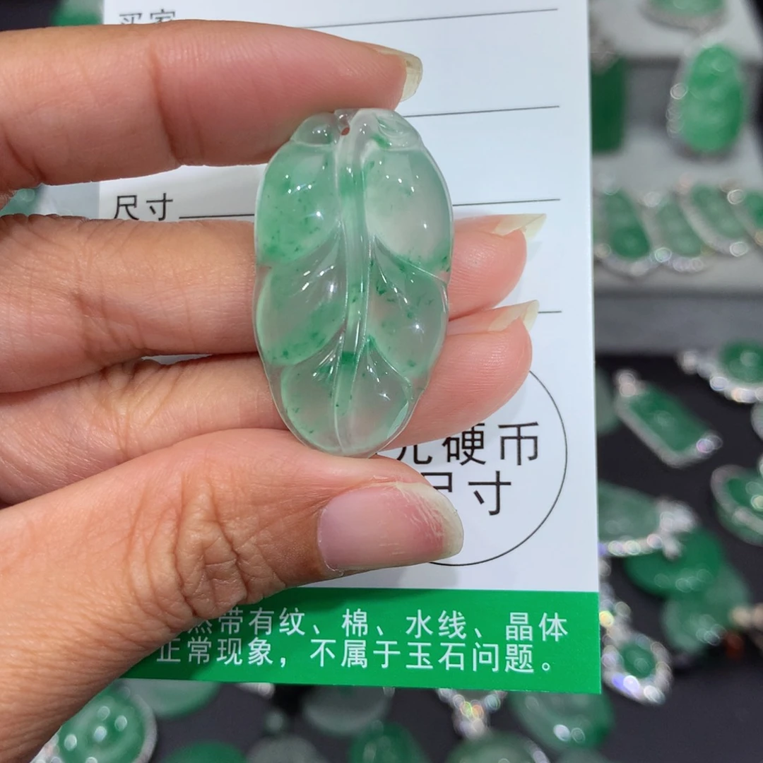 颈饰未镶嵌石英质玉（非洲翠）