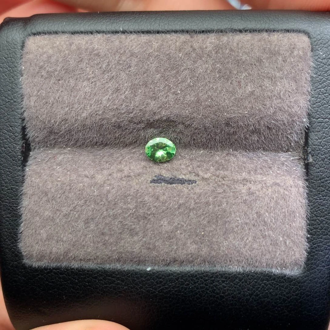 未镶嵌裸石石榴石（沙弗莱）4×5