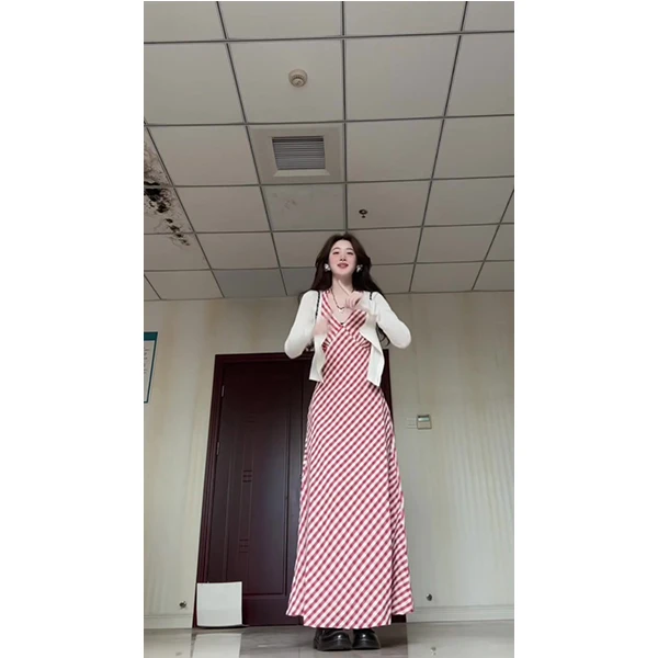 小个子复古格纹显瘦设计感连衣裙高级感挂脖裙绝美海边度假套装女