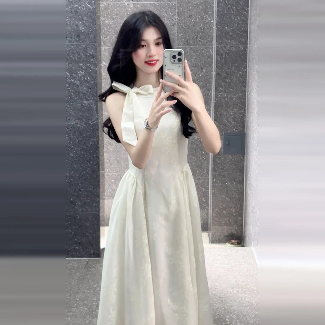 2025新款法式白色挂脖吊带连衣裙女夏季海边度假高级感气质收腰裙