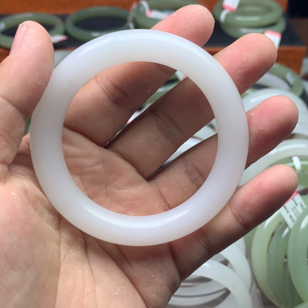 石英质玉手镯未镶嵌牛***房59cc