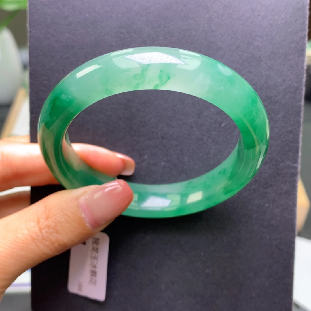 石英质玉（非洲翠）未镶嵌手镯57飘花