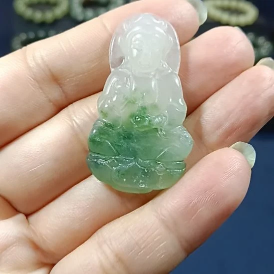 翡翠未镶嵌颈饰观音