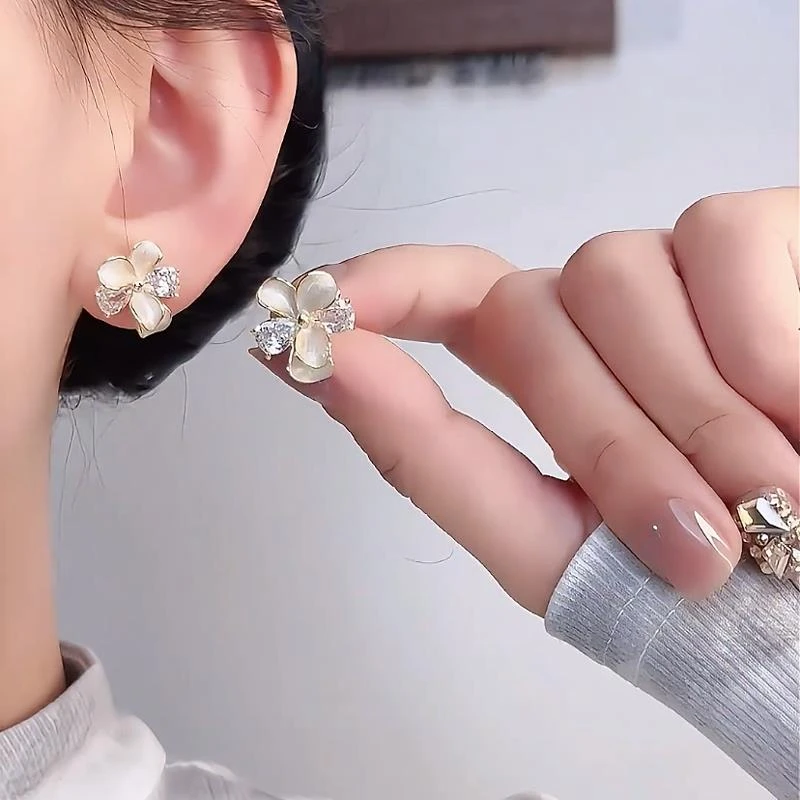 SAPTEFAMOU 铜合金耳饰 小清新滴釉花朵耳钉女轻奢高级感气质大气