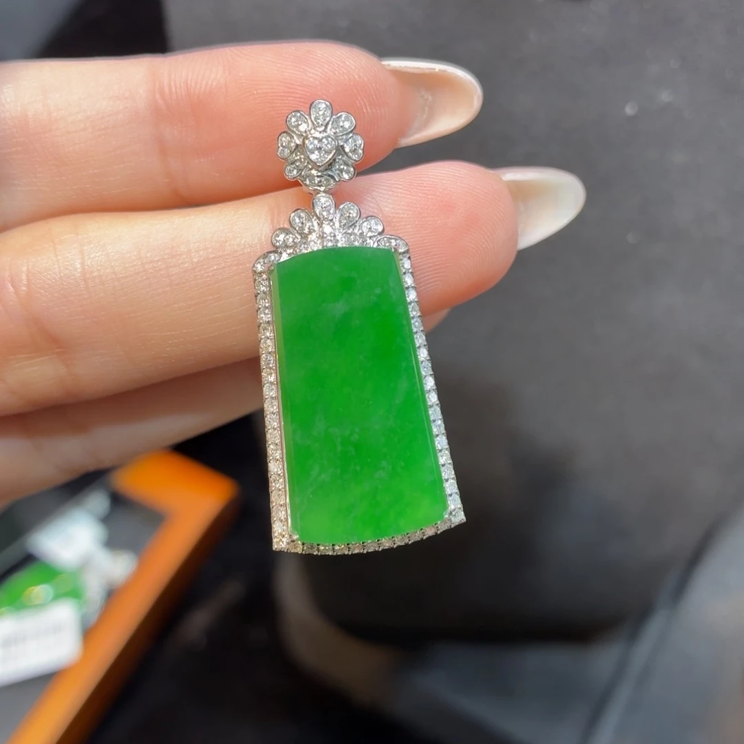 翡翠18K金镶嵌颈饰天然缅甸翡翠