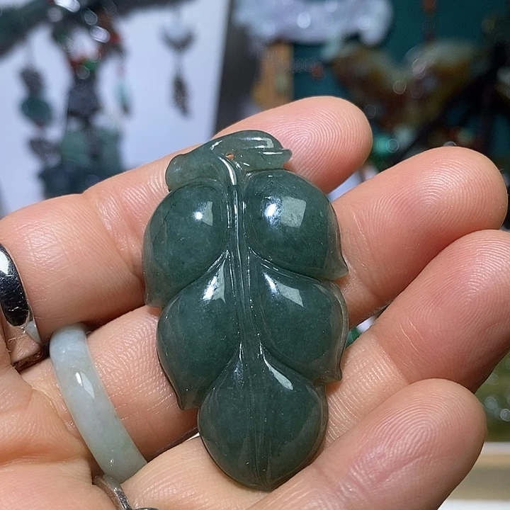 翡翠未镶嵌吊坠(赠链)