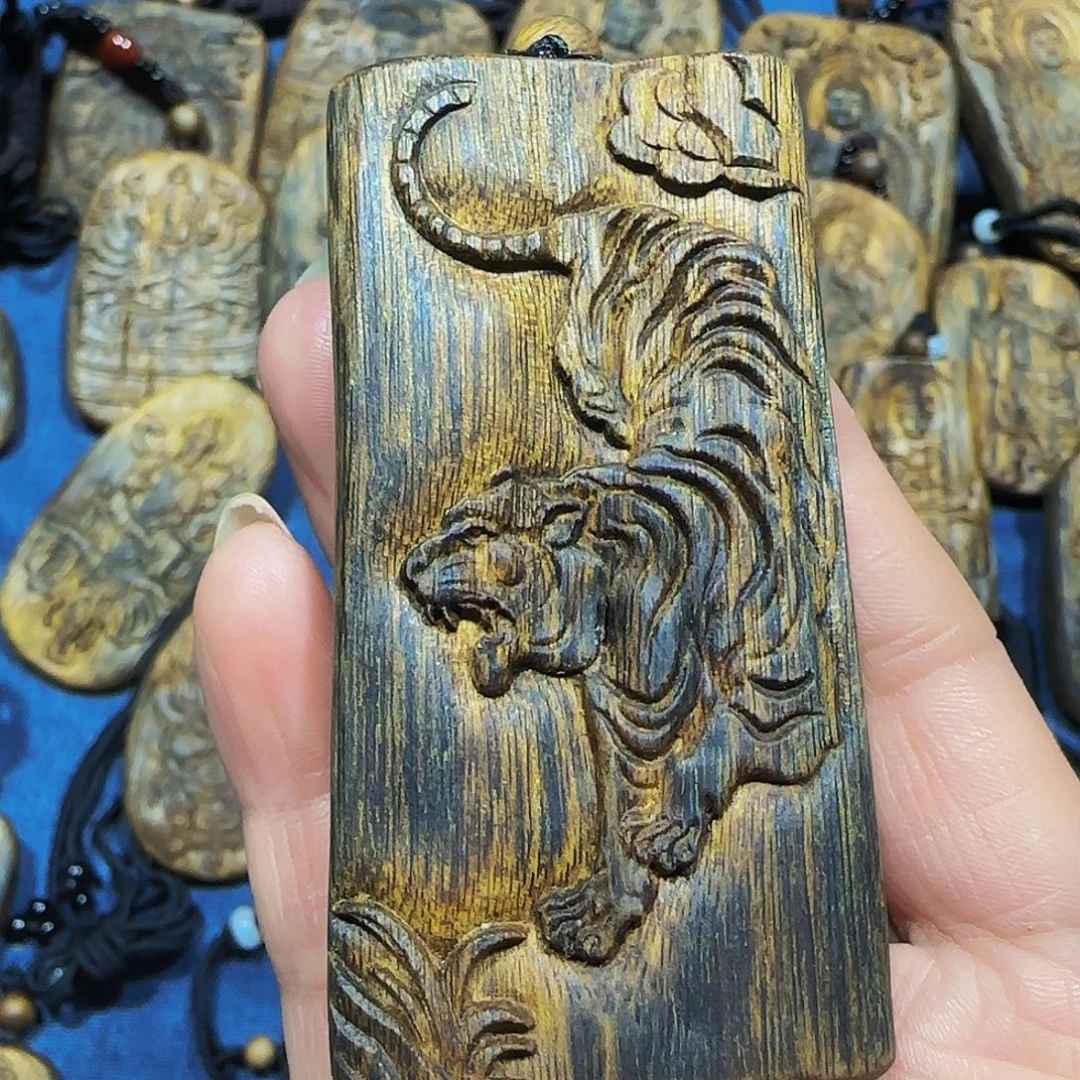 沉香沉香碎屑海南白奇乌身老料发财补虎带绳18克