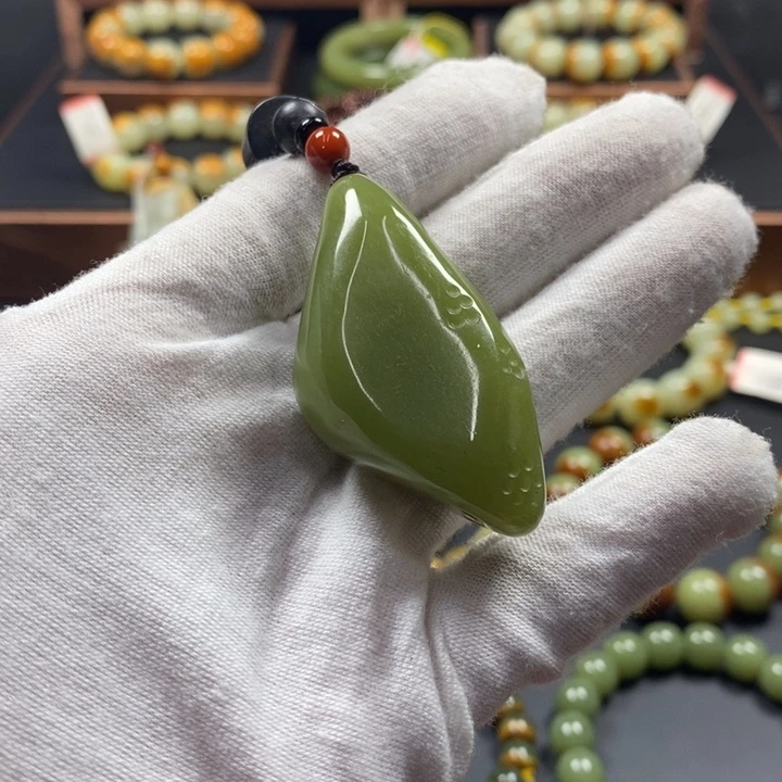 透闪石质玉未镶嵌颈饰