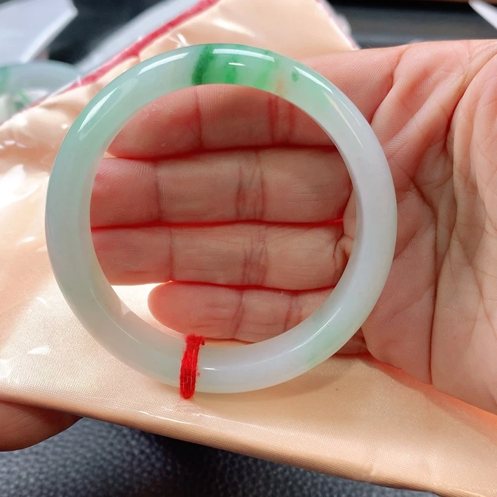 翡翠手镯未镶嵌5353525252