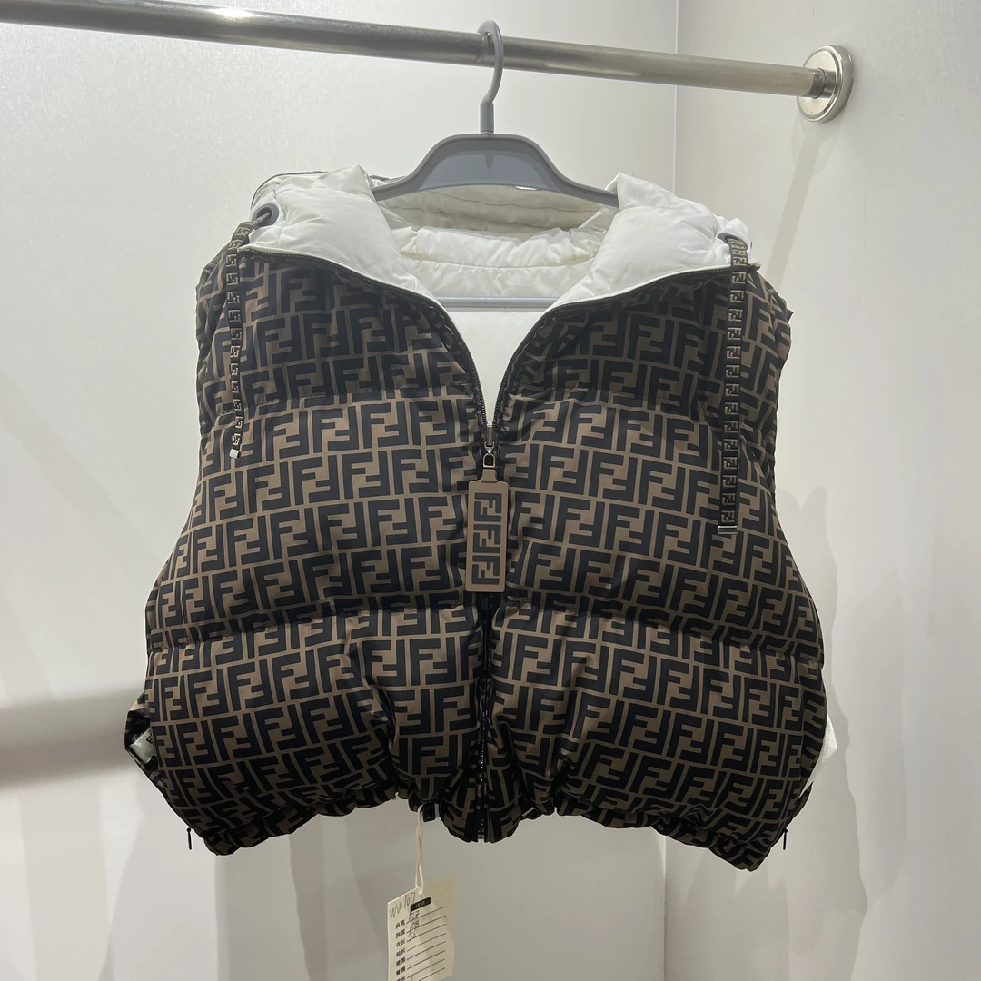 99新 FENDI/芬迪 ww107/老花满印logo双面穿马甲羽绒服 涤纶 L码