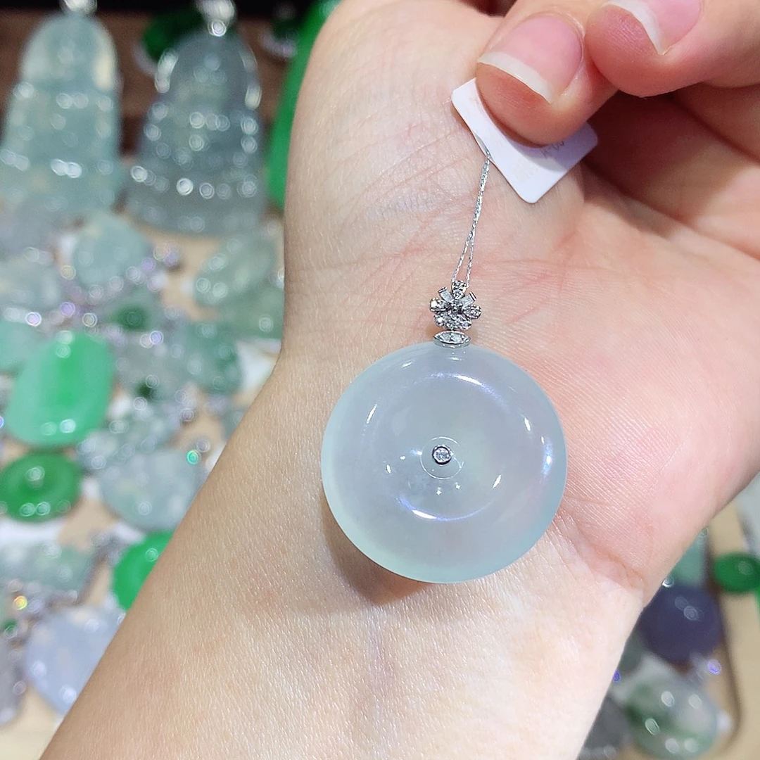 翡翠18K金镶嵌颈饰扣子