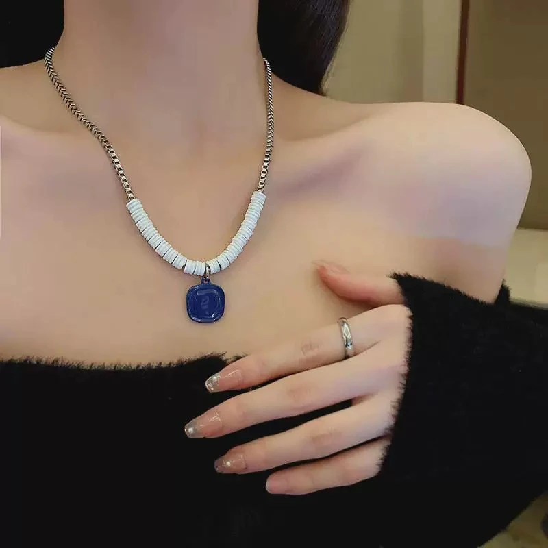 钛钢树脂项链 克莱因蓝ins方牌吊坠白色串珠小众设计感钛钢项链女