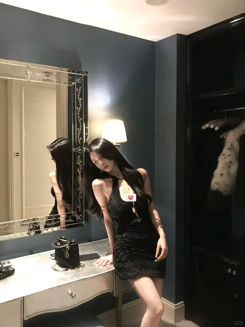 【迷人曲线】2025秋新款挂脖镂空性感纹理毛毛连衣裙女显瘦包臀裙女