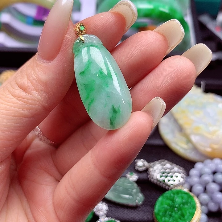 颈饰18K金镶嵌翡翠翡翠