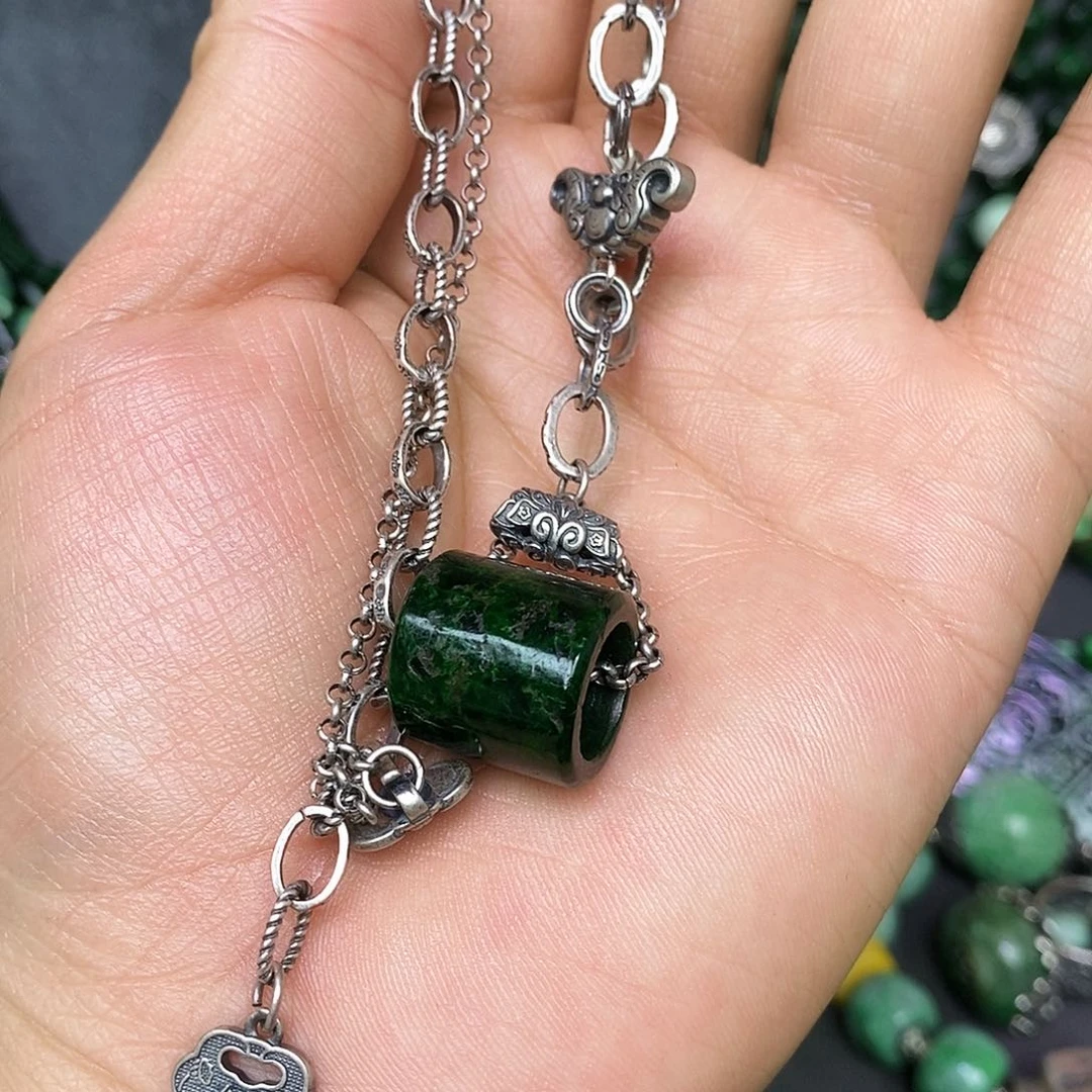 颈饰未镶嵌翡翠漂亮美眉