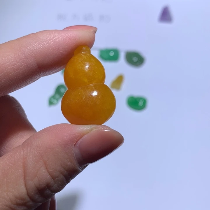 翡翠未镶嵌颈饰葫芦