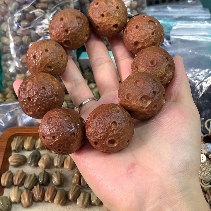 千眼菩提吊坠橄榄核雕刻星球手持