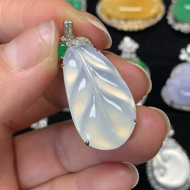 翡翠18K金镶嵌颈饰吊坠