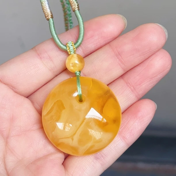 俄料鸡油黄飘花蜜蜡公主扣吊坠，11.1克，尺寸34.8-15mm