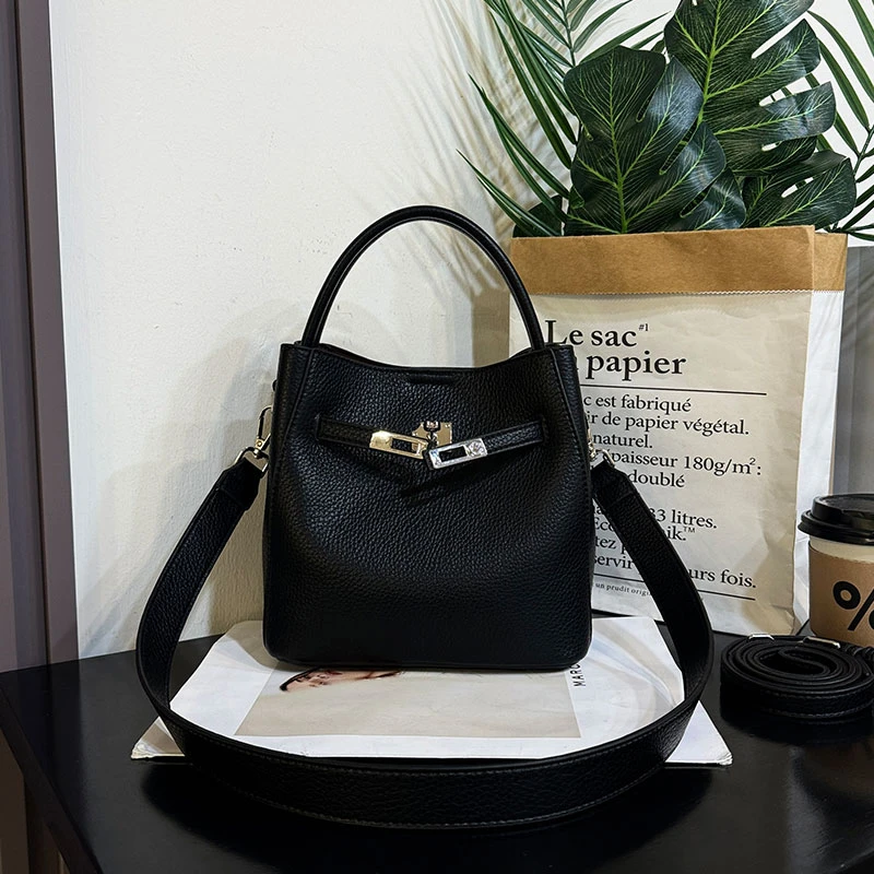 早春新款水桶包百搭单肩包时尚斜挎包简约精致女士小包包小众女包