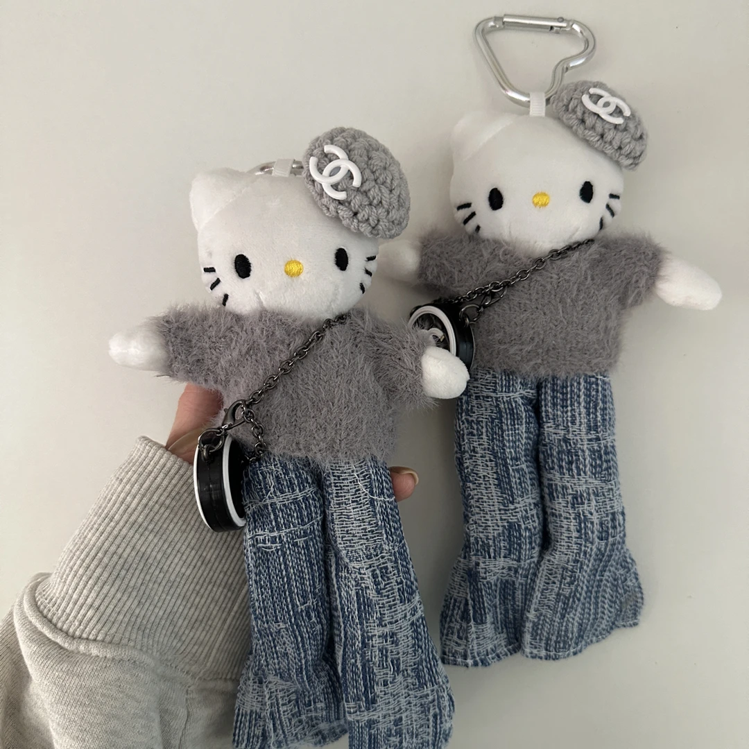 灰色贝雷帽牛仔裤超长腿Kitty包包挂件钥匙扣