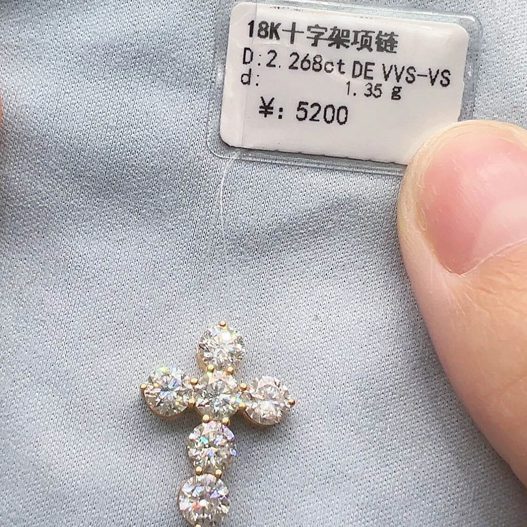 18K金镶嵌实验室培育钻石套链单颗37分，十字架k黄吊坠