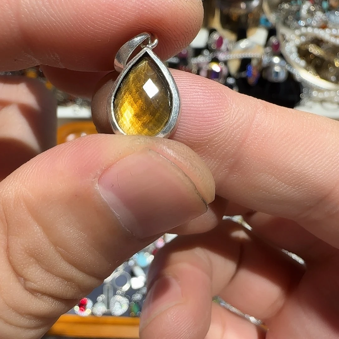 风***岚大理石纯铜吊坠的设计也是