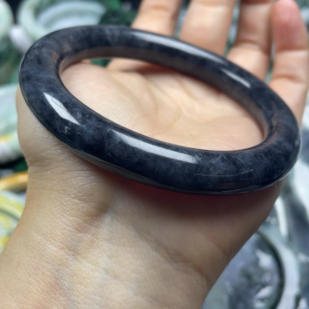 翡翠未镶嵌颈饰虎*牌子