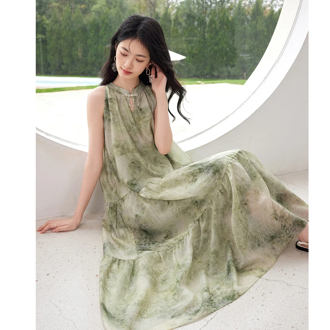 尚静新中式镂空盘扣碎花裙2025春季新款浪漫假日系带挂脖连衣裙