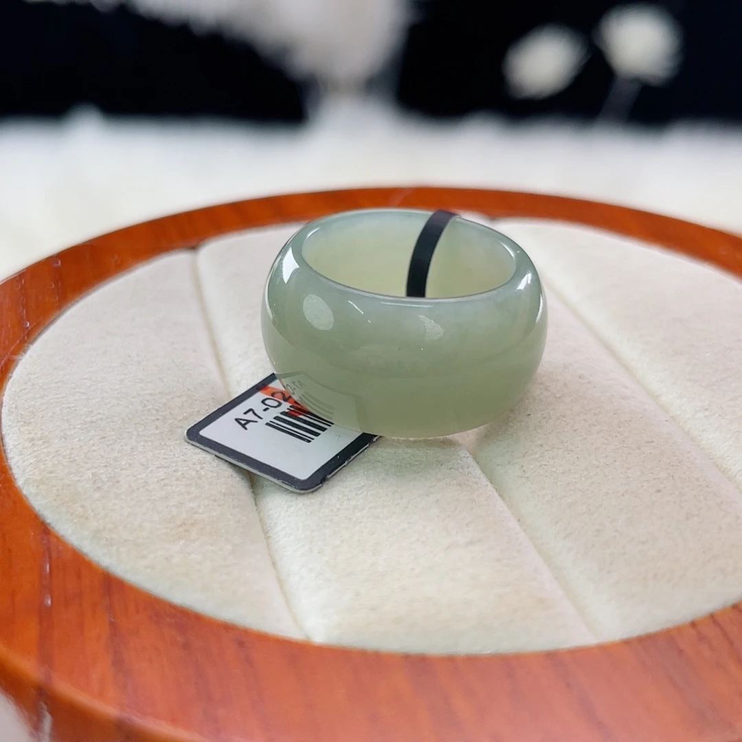 和田玉（子料）未镶嵌戒指l13。冰透且末蓝轮胎。17.2。不退换