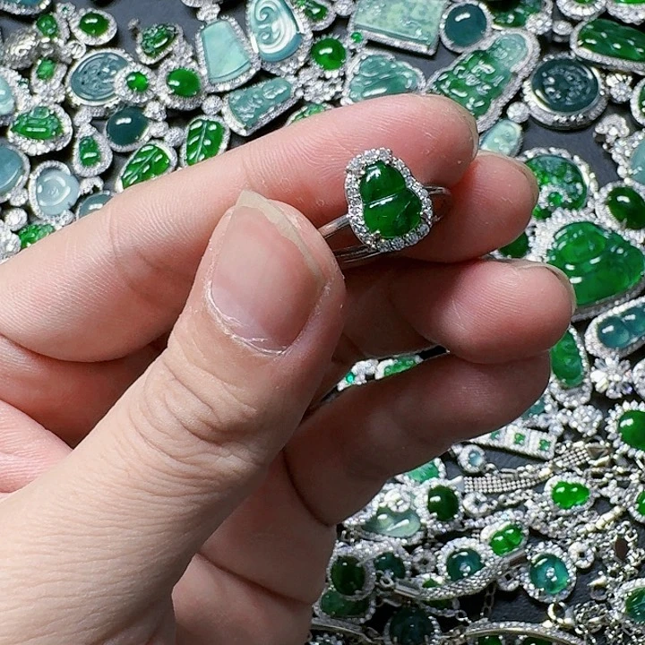 翡翠颈饰未镶嵌天然A货翡翠放漏