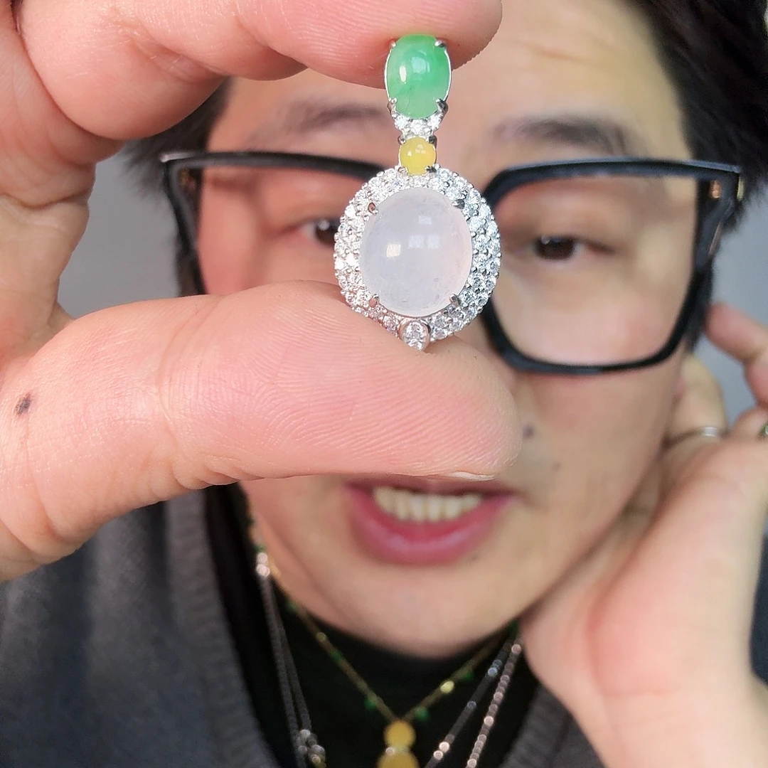 翡翠未镶嵌颈饰一件