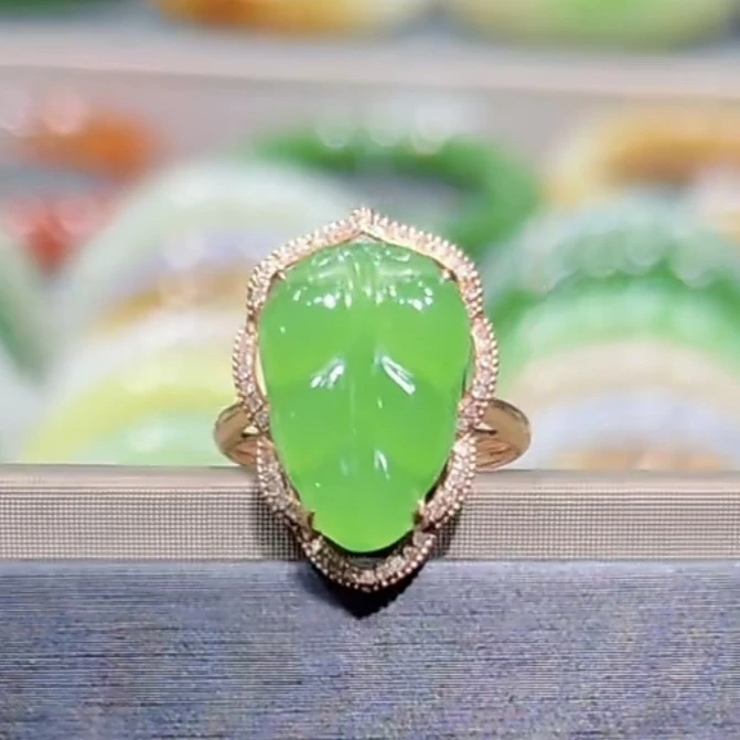 和田玉俄料碧玉苹果绿叶子戒指18k金镶嵌
