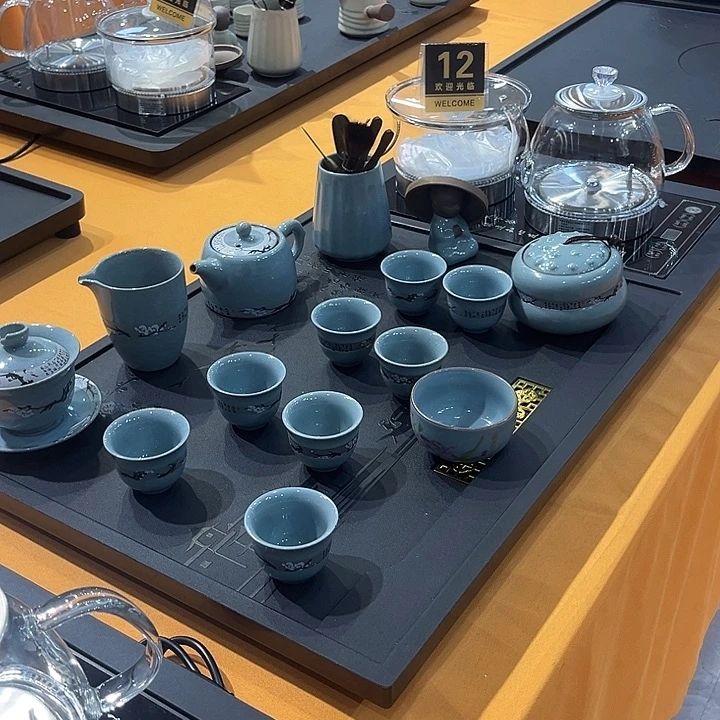 茶盘上有个大的一块