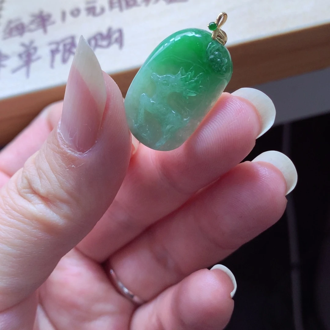 翡翠颈饰18K金镶嵌吊坠