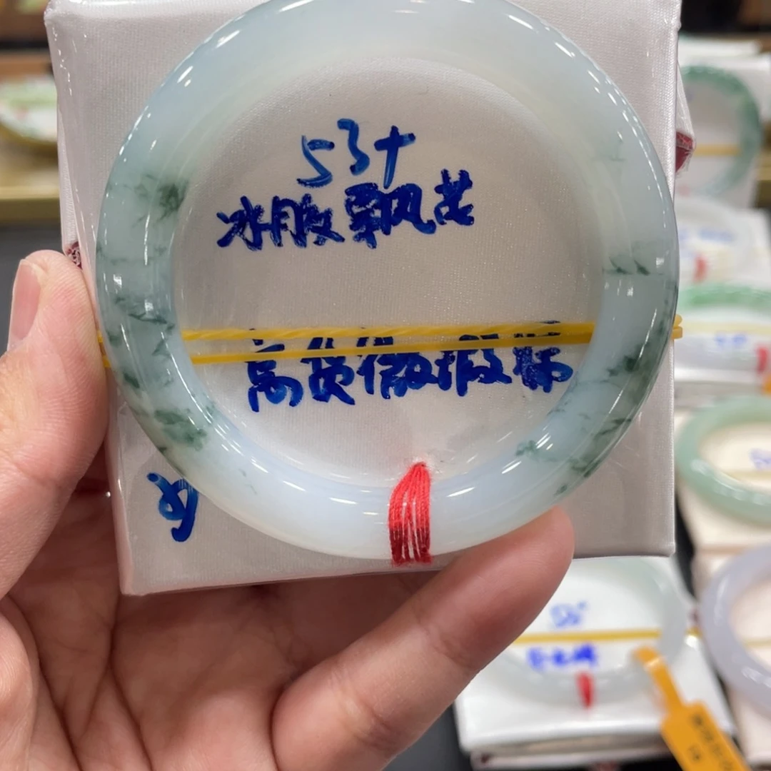 翡翠手镯未镶嵌翡翠手镯