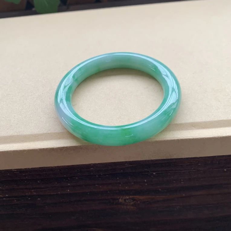 老料子辣阳绿圆条手镯，12800圈口51.6-9.9-9.6，天然翡翠缅A小纹