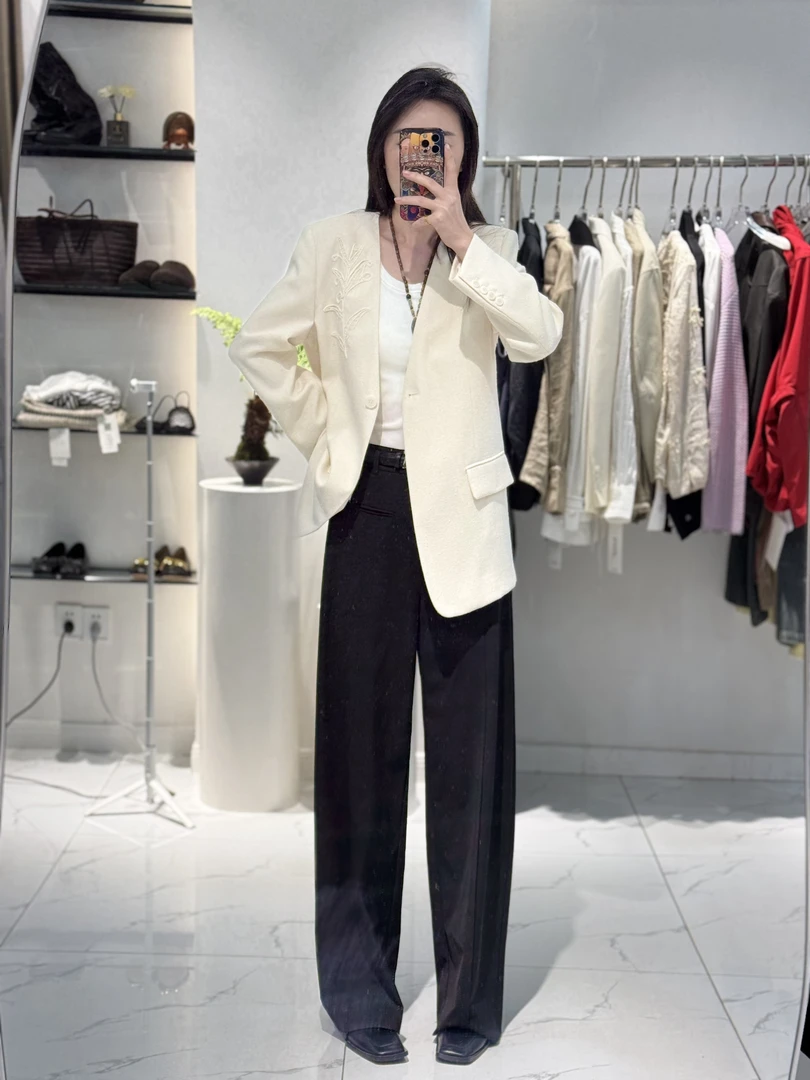 2025春薄款V领设计手工钉珠刺绣外套高级素雅无领西装气质松弛感