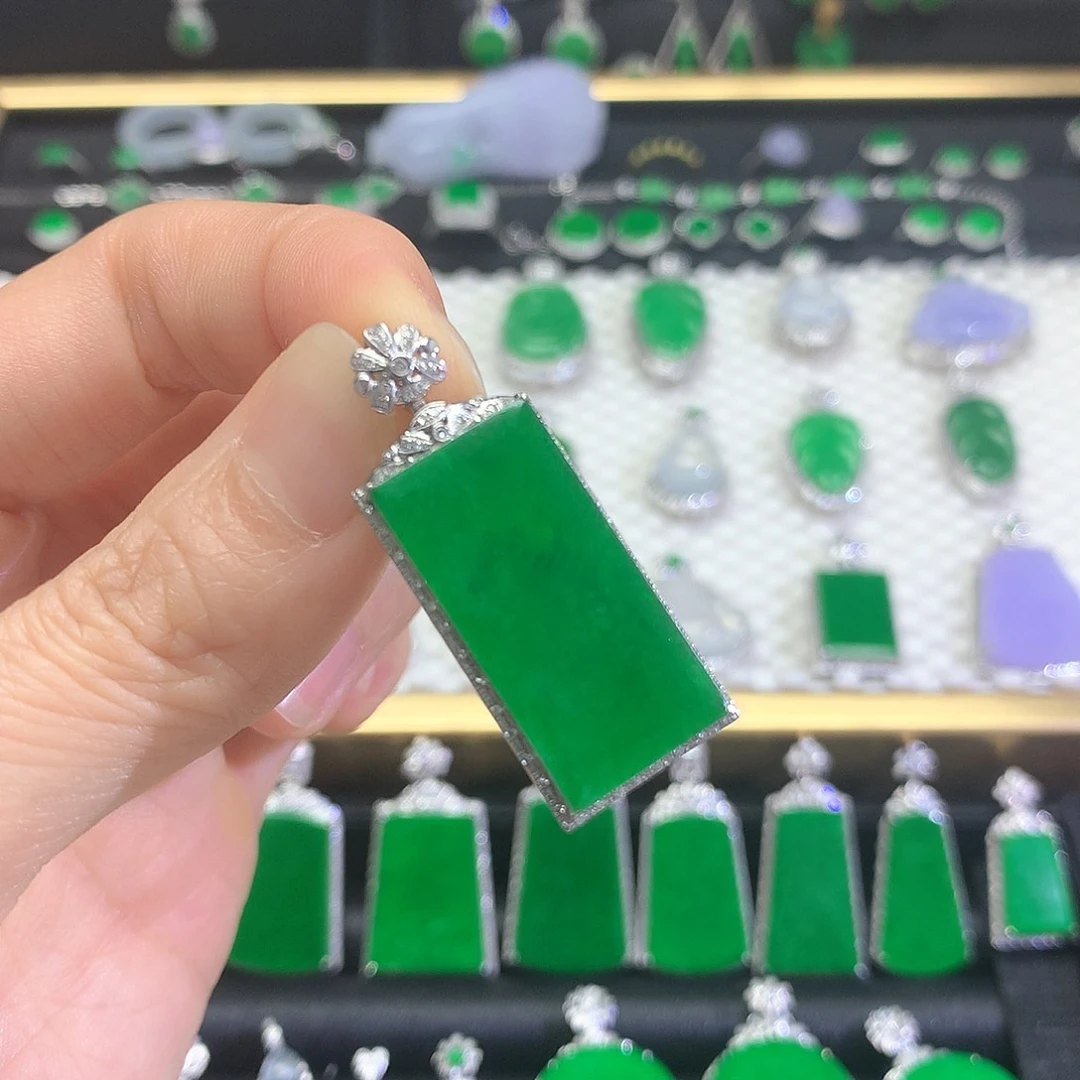 颈饰18K金镶嵌翡翠吊坠