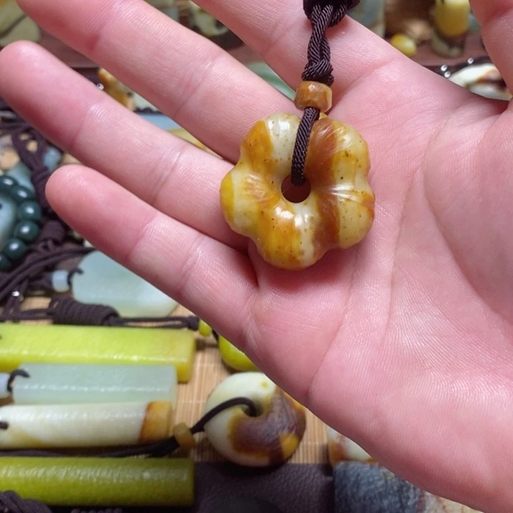 蛇纹石玉挂件未镶嵌