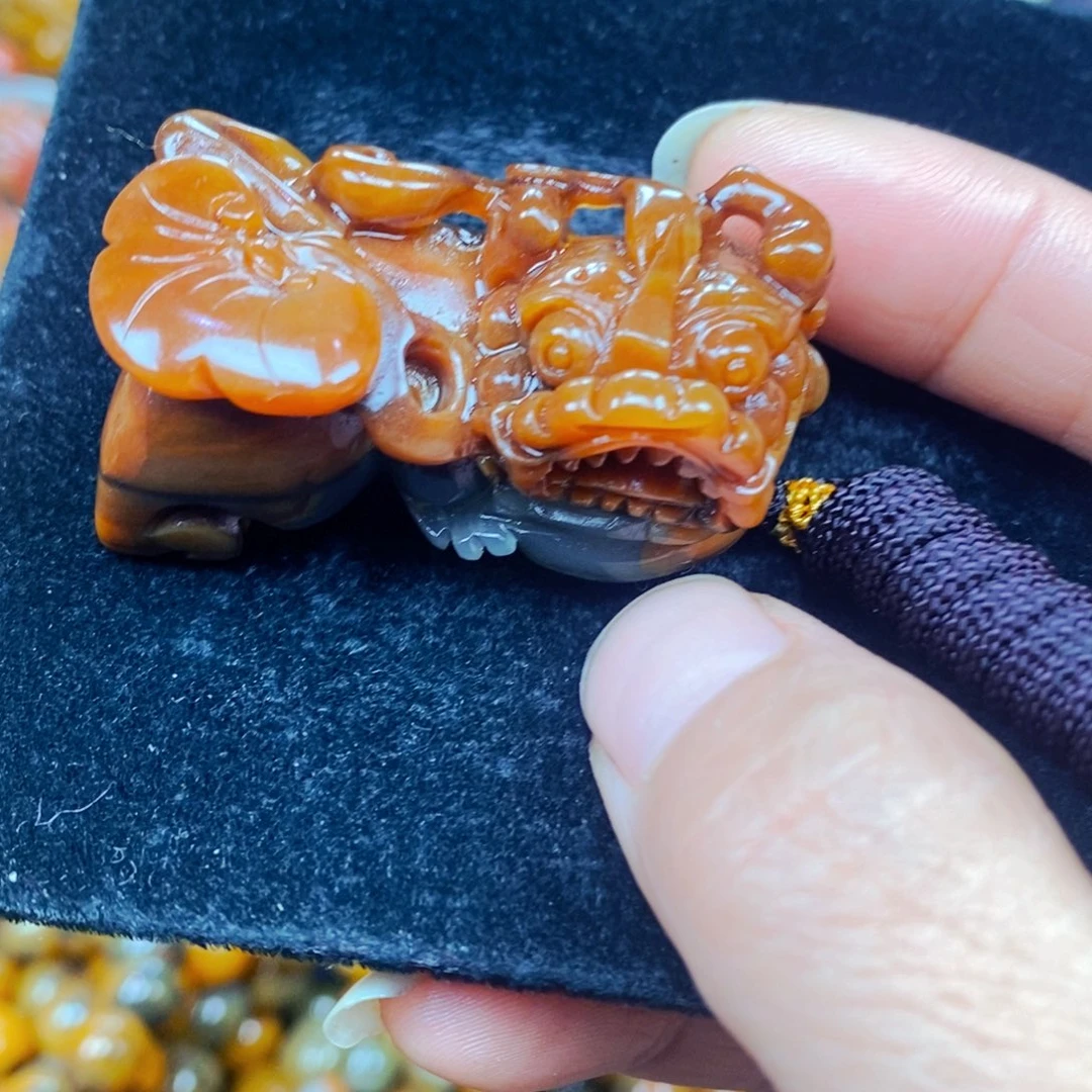 未镶嵌石英质玉（黄龙玉）颈饰