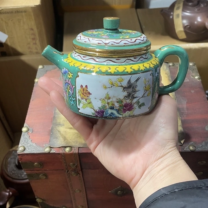 紫砂茶壶原矿泥料手工制作的一把紫砂壶。