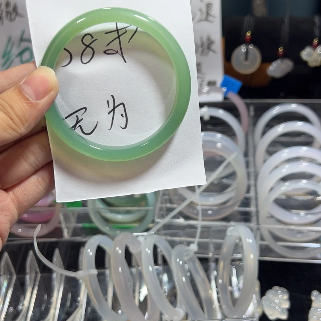 无***为玛瑙/玉髓未镶嵌手镯