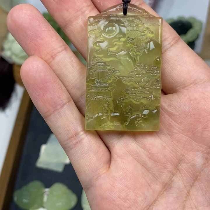 上***心未镶嵌蛇纹石玉颈饰
