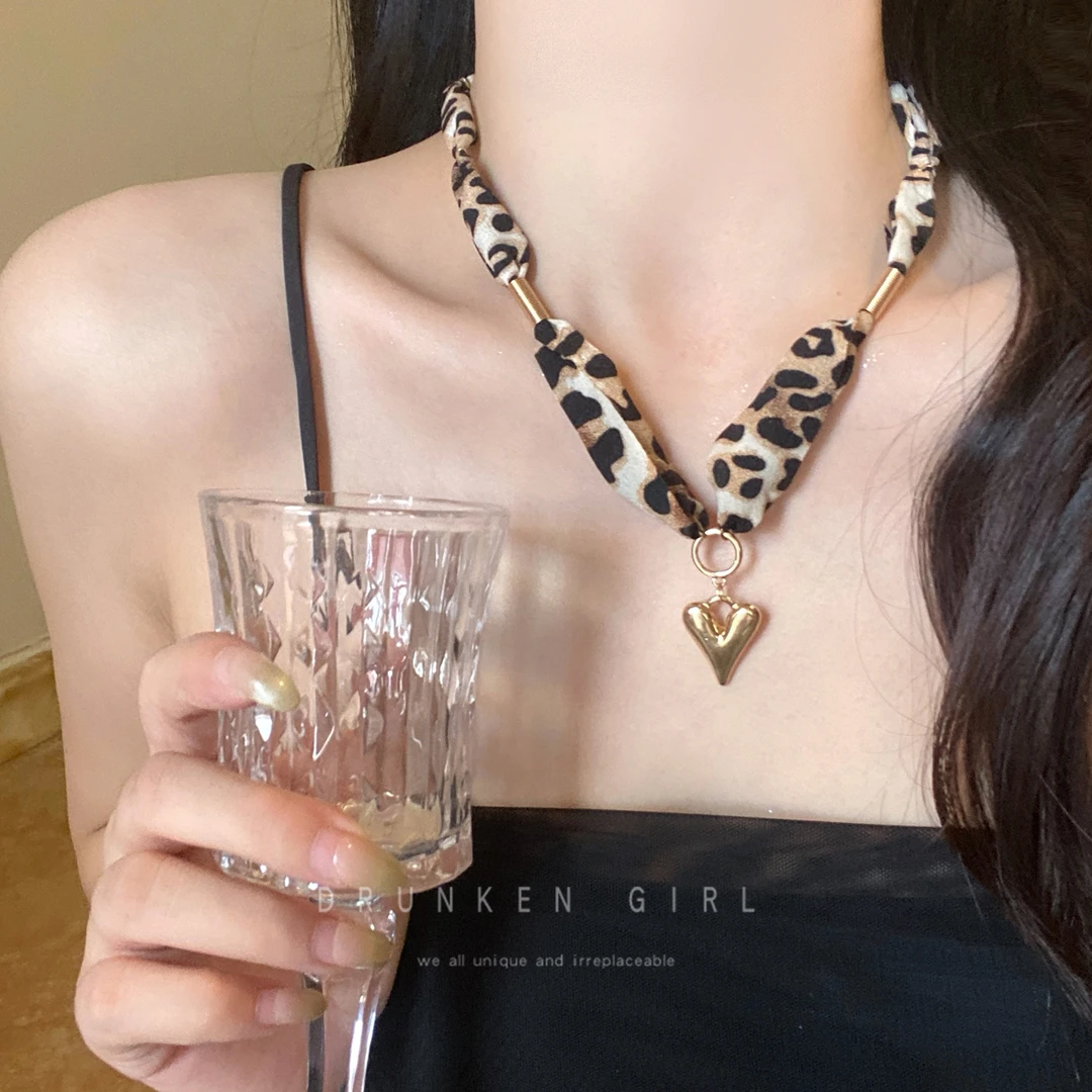 铜布艺项链 美拉德豹纹爱心项链女卫衣链高级感锁骨链毛衣链配饰