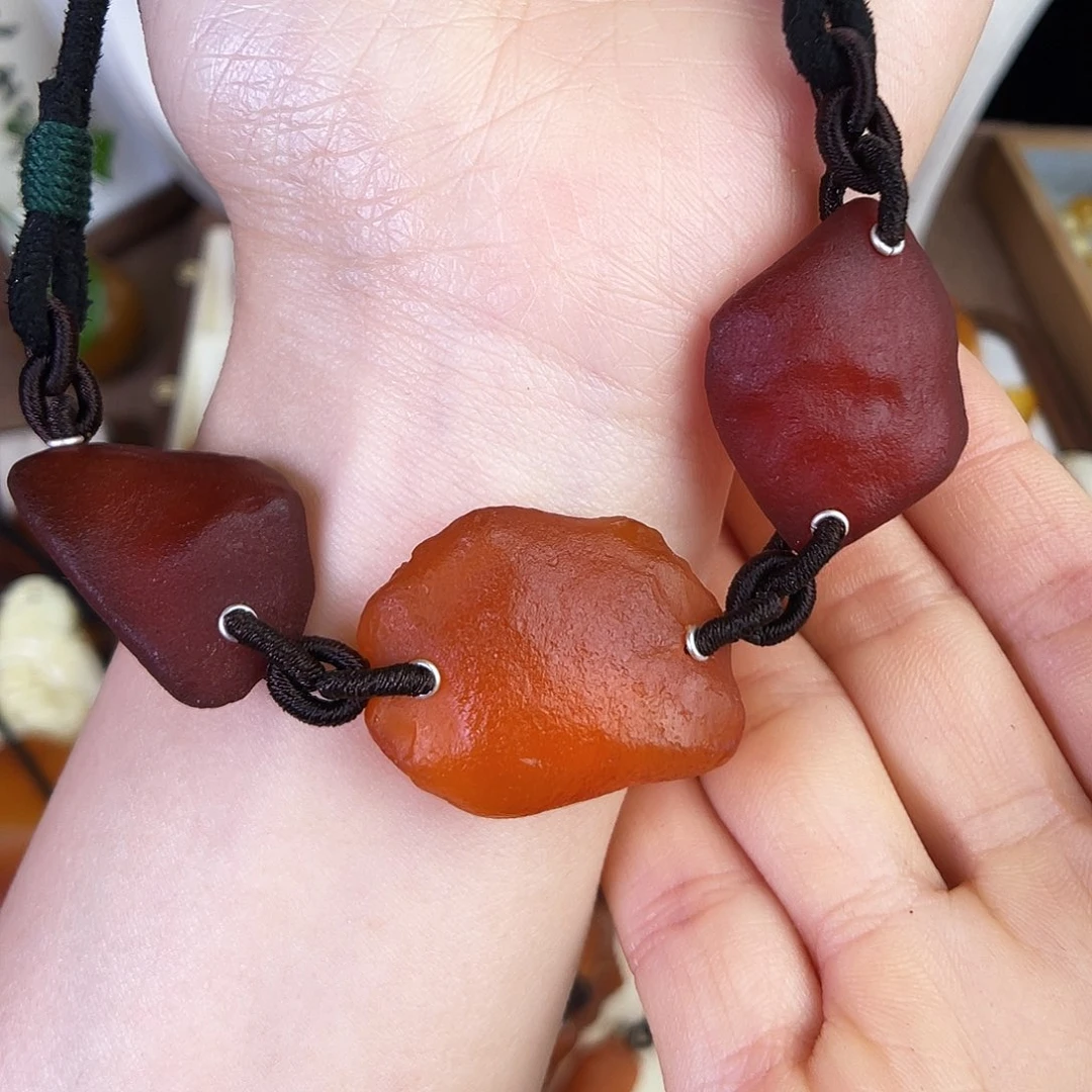 琥珀珠宝奇石未镶嵌。