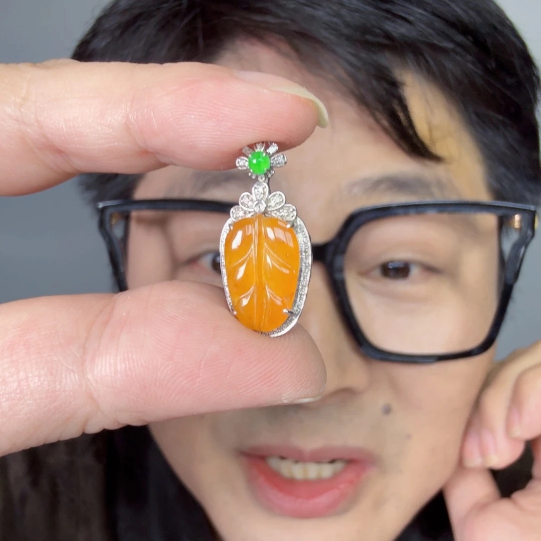 翡翠18K金镶嵌颈饰一件