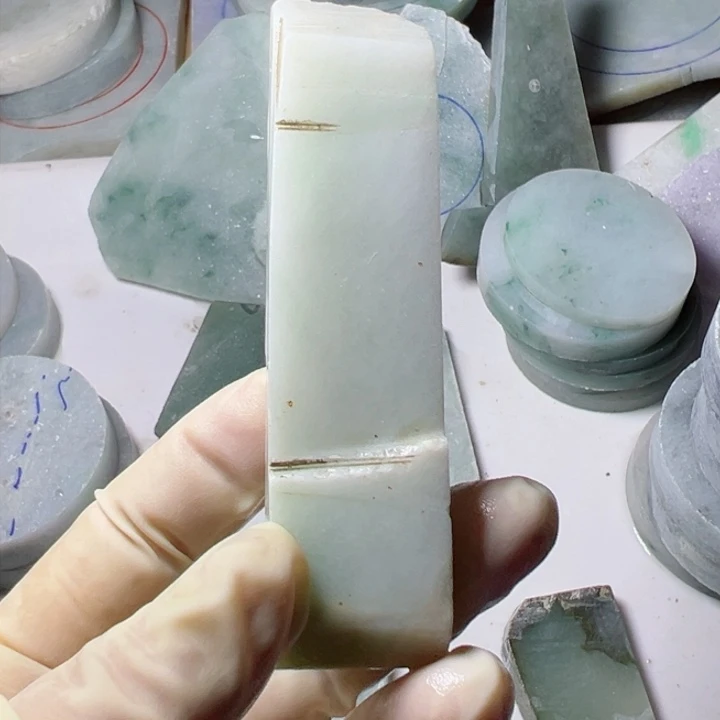 翡翠颈饰未镶嵌翡翠片料